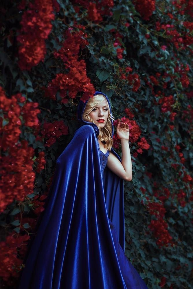 Capa Azul de Terciopelo con Capucha