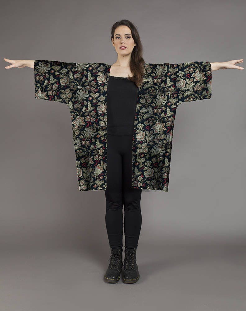 Kimono Floral Victoriano de Seda Vegana