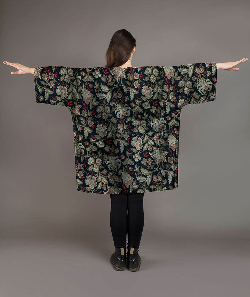 Kimono Floral Victoriano de Seda Vegana
