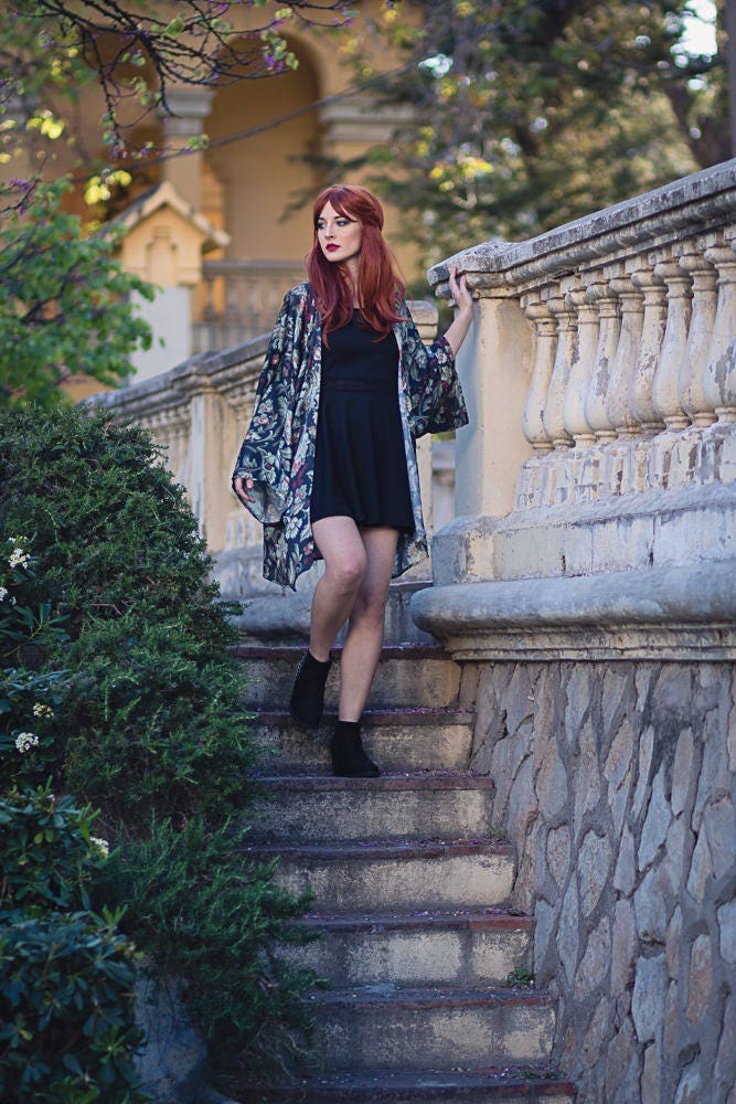 Kimono Floral Victoriano de Seda Vegana