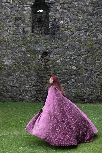 Capa Rosa de Terciopelo Devoré con Capucha