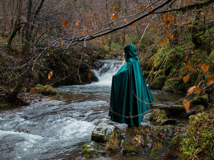 Capa Élfica Verde de Terciopelo con Capucha