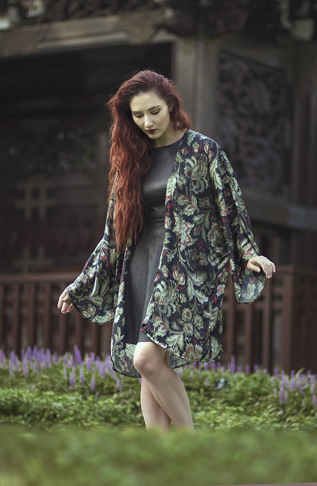 Kimono Floral Victoriano de Seda Vegana
