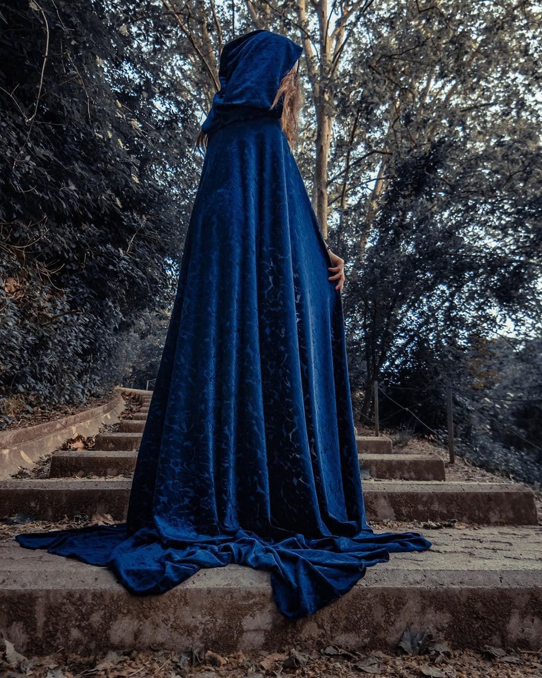 Capa Azul Oscuro de Terciopelo Devoré con Capucha