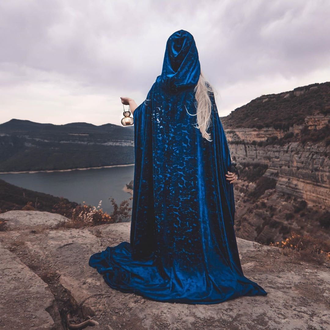 Capa Azul Oscuro de Terciopelo Devoré con Capucha