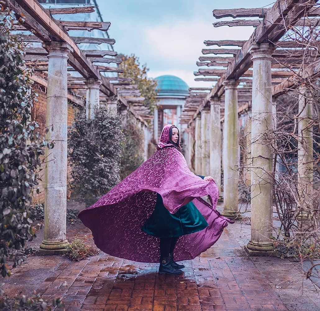 Capa Rosa de Terciopelo Devoré con Capucha