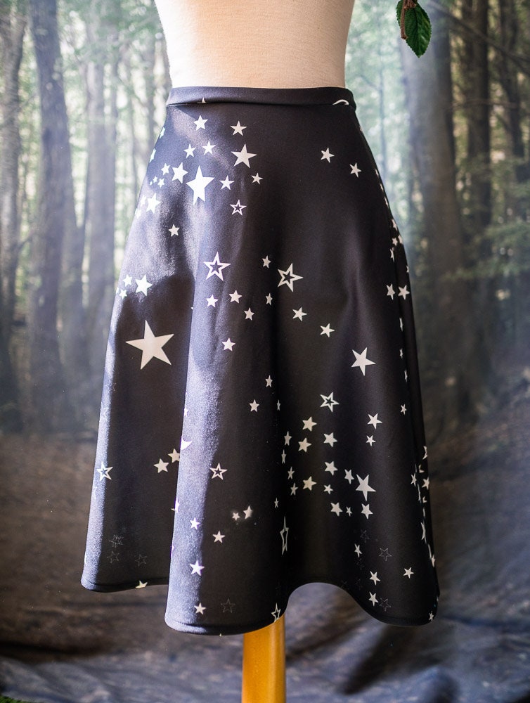 Falda de Vuelo Celestial de Estrellas y Lunas