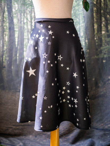 Falda de Vuelo Celestial de Estrellas y Lunas
