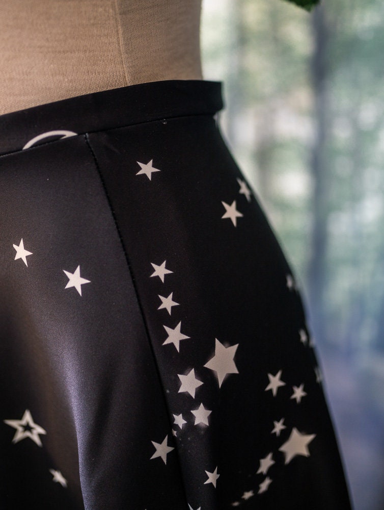 Falda de Vuelo Celestial de Estrellas y Lunas