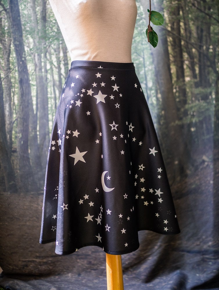 Falda de Vuelo Celestial de Estrellas y Lunas