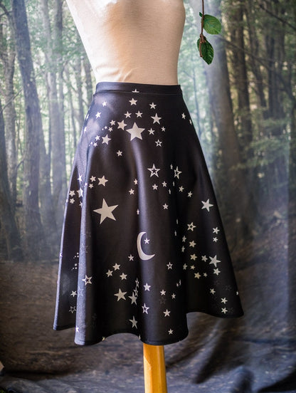 Falda de Vuelo Celestial de Estrellas y Lunas