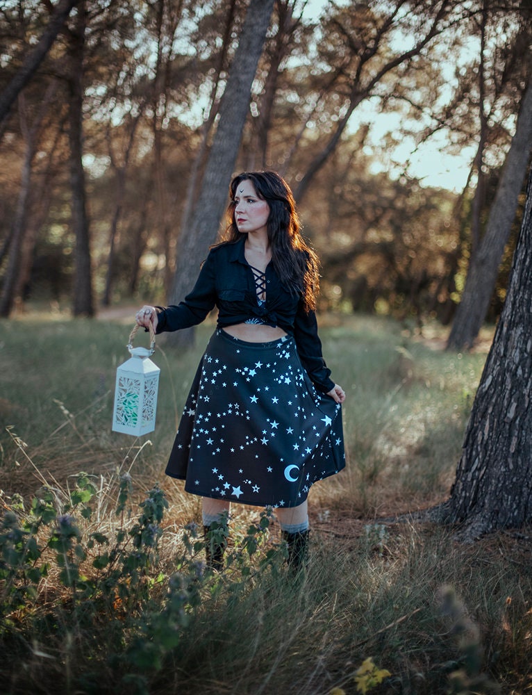 Falda de Vuelo Celestial de Estrellas y Lunas