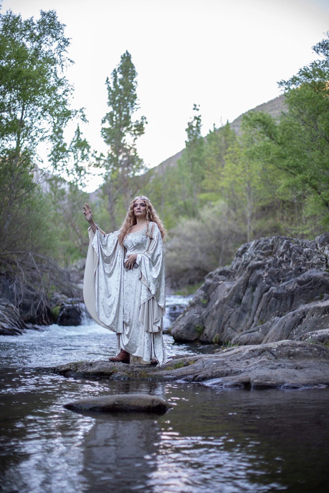 Vestido Medieval de Terciopelo Marfil