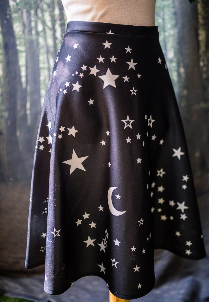 Falda de Vuelo Celestial de Estrellas y Lunas