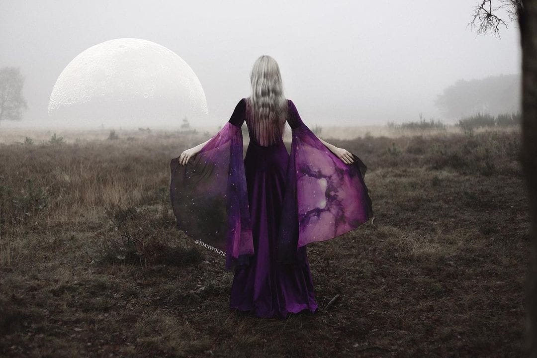 Vestido Élfico Nebulosa de Terciopelo Morado
