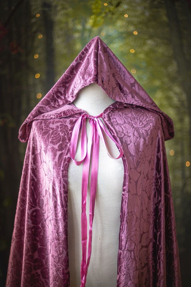 Capa Rosa de Terciopelo Devoré con Capucha