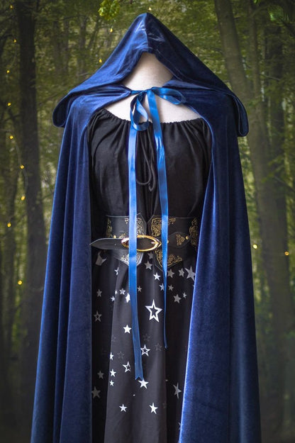 Capa Azul de Terciopelo con Capucha