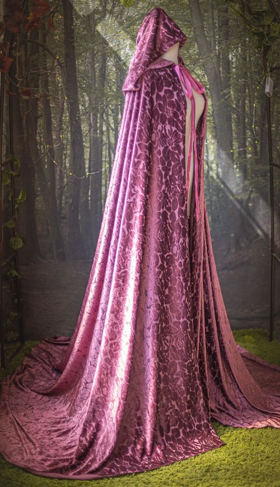 Capa Rosa de Terciopelo Devoré con Capucha