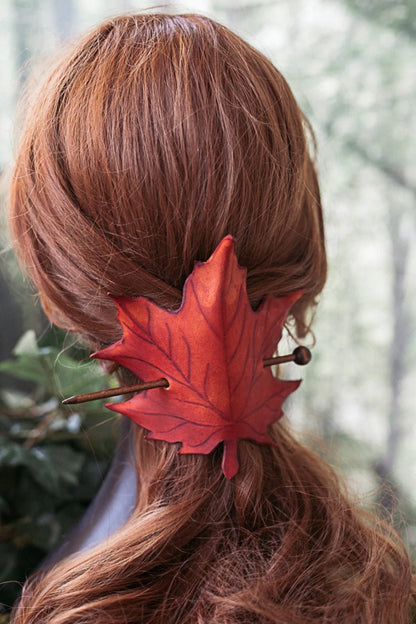 Pasador de Pelo Hoja Roja de Cuero