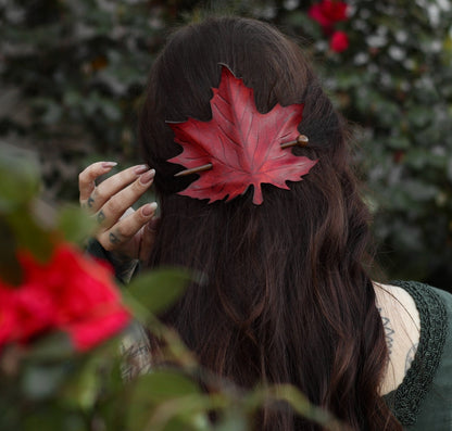 Pasador de Pelo Hoja Roja de Cuero