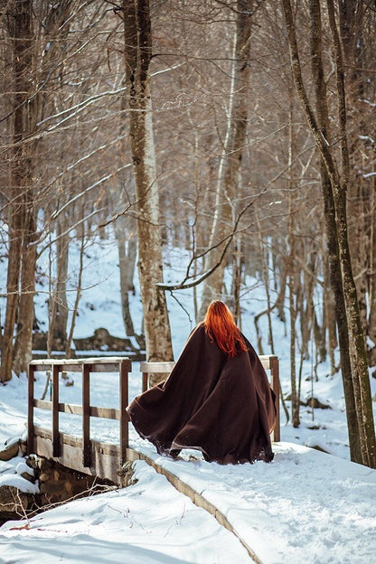 Capa Marrón de Lana Vegana con Capucha