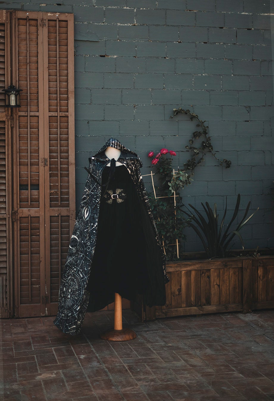 Capa Celestial de Terciopelo con Capucha