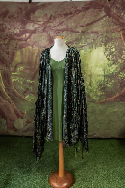 Kimono Élfico de Terciopelo con Hojas de Roble
