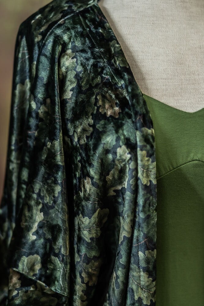 Kimono Élfico de Terciopelo con Hojas de Roble