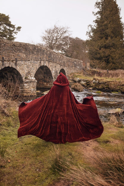 Capa Roja de Terciopelo Rústico con Capucha
