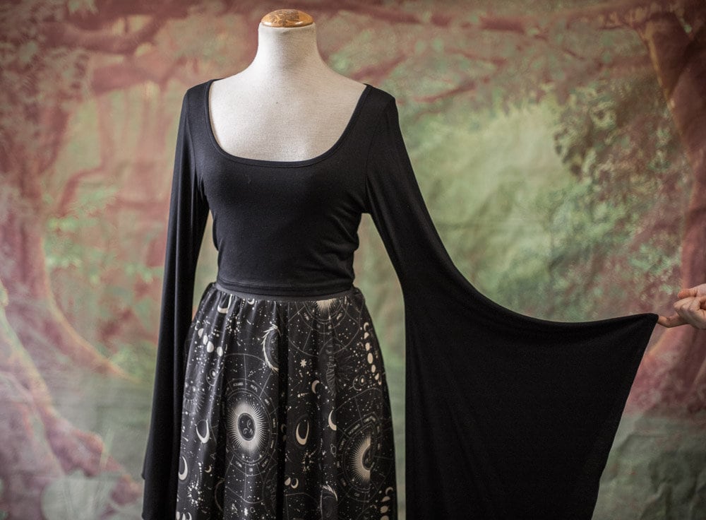 Top Élfico Negro con Mangas de Campana