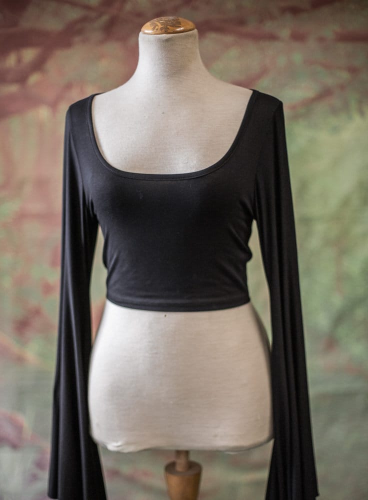 Top Élfico Negro con Mangas de Campana