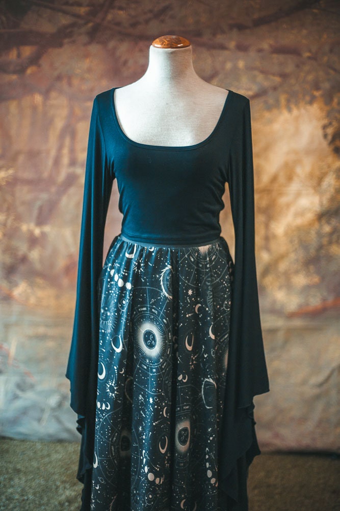 Top Élfico Negro con Mangas de Campana