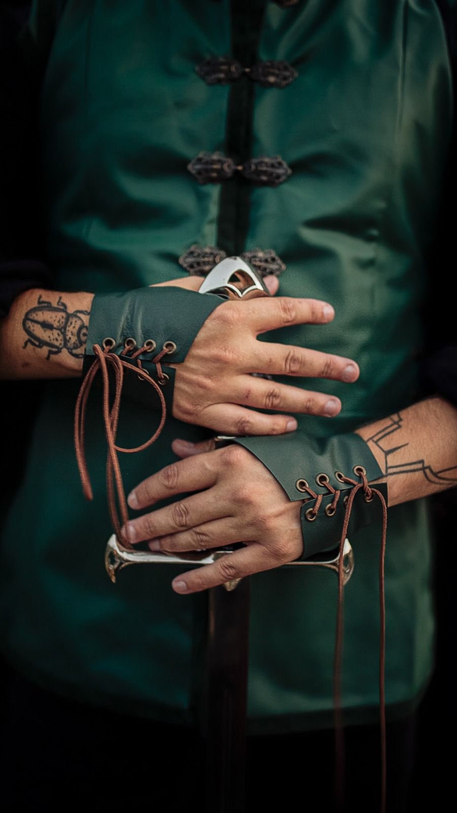 Brazales Élficos de Cuero Verde Oscuro