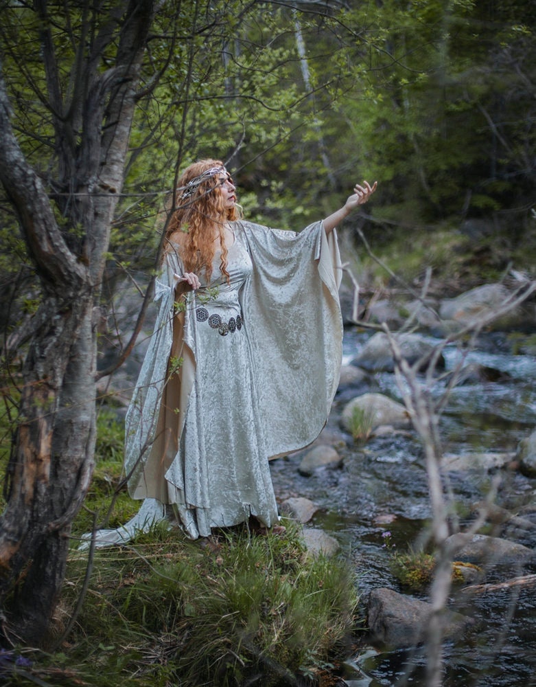 Vestido Medieval de Terciopelo Marfil