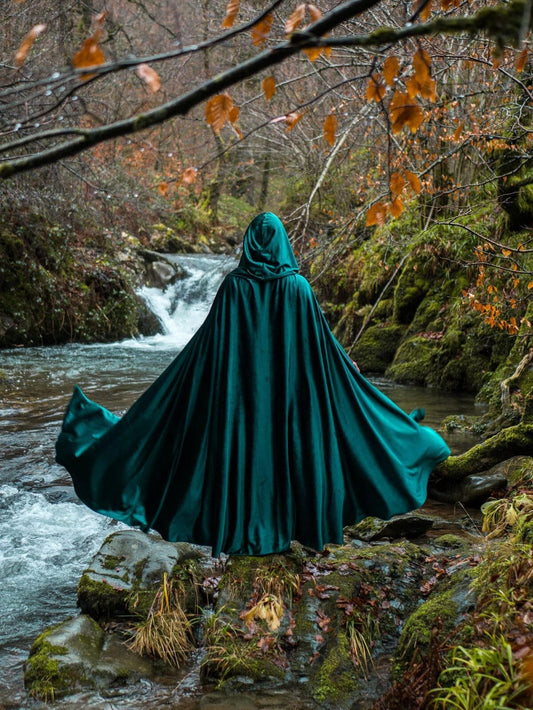 Capa Élfica Verde de Terciopelo con Capucha