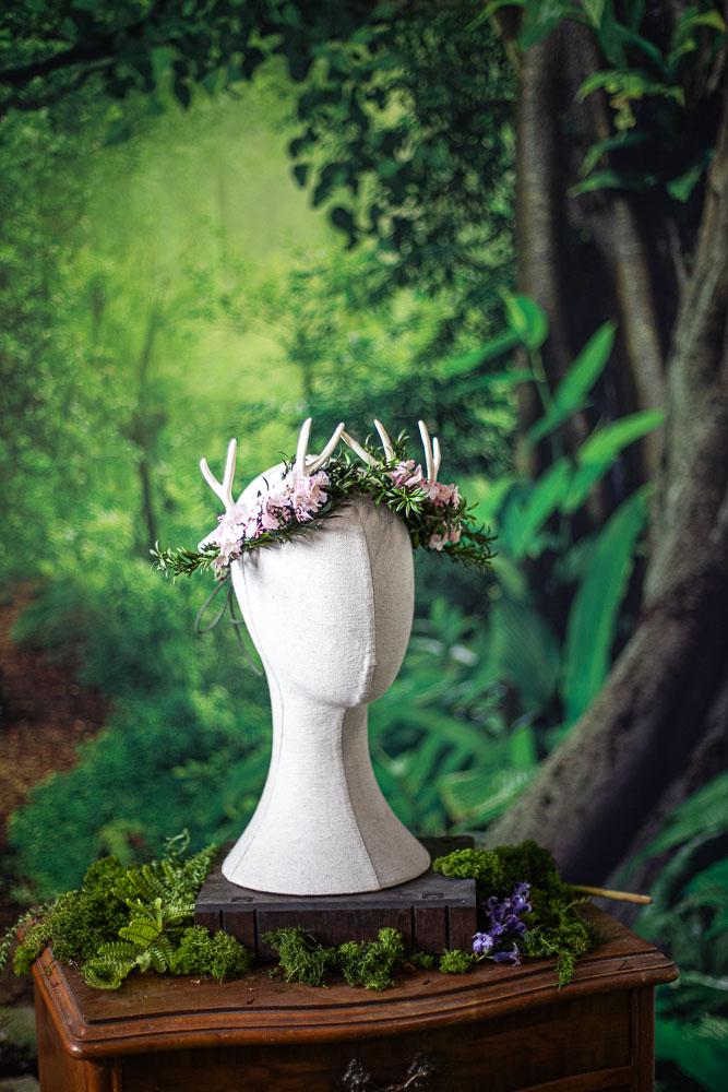 Corona druidica Blanca con Astas de Ciervo