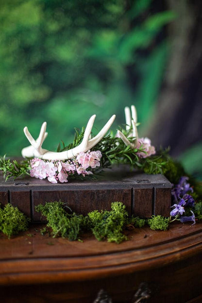 Corona druidica Blanca con Astas de Ciervo