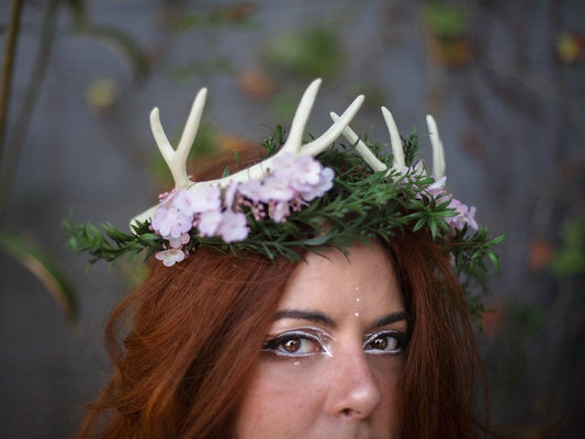 Corona druidica Blanca con Astas de Ciervo