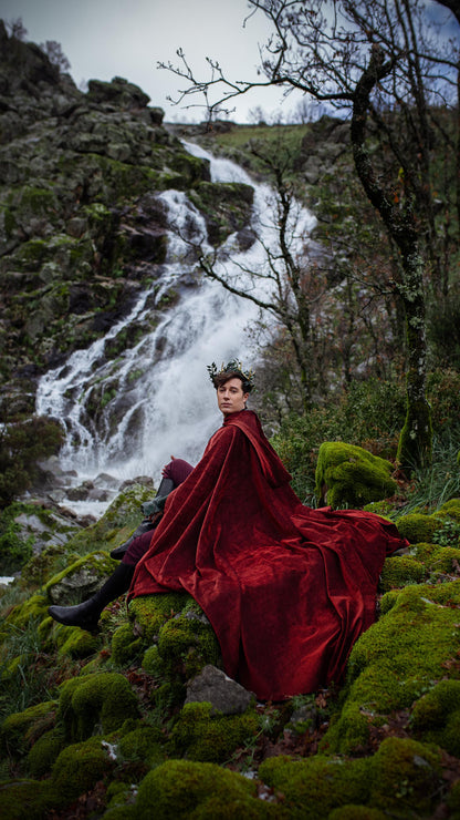 Capa Roja de Terciopelo Rústico con Capucha