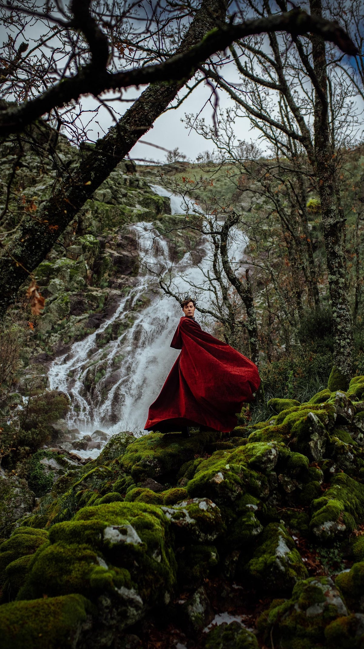 Capa Roja de Terciopelo Rústico con Capucha