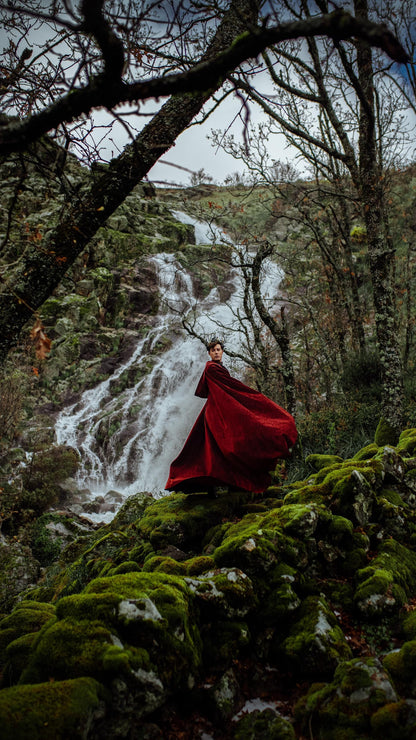 Capa Roja de Terciopelo Rústico con Capucha